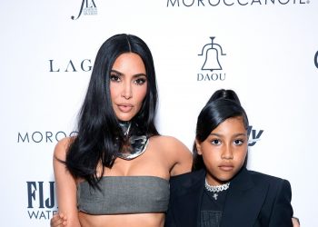 Kim K. salta a la comba con el pelo de su hija