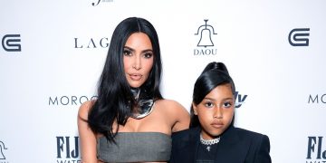 Kim K. salta a la comba con el pelo de su hija