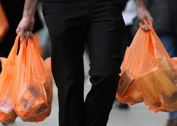 En NY prohibirán sacar basura en fundas plásticas