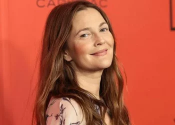 El aterrador momento que vivió Drew Barrymore cuando un acosador la interrumpió en una entrevista pública: “Tú sabes quién soy”