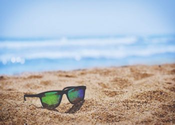 Arena en los ojos: qué hacer y qué no, según los expertos