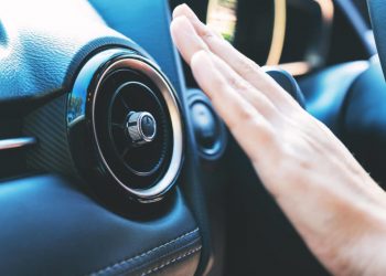 ¿Qué pasa si dejas encendido el aire acondicionado al apagar el carro?