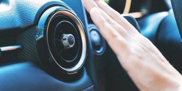 ¿Qué pasa si dejas encendido el aire acondicionado al apagar el carro?