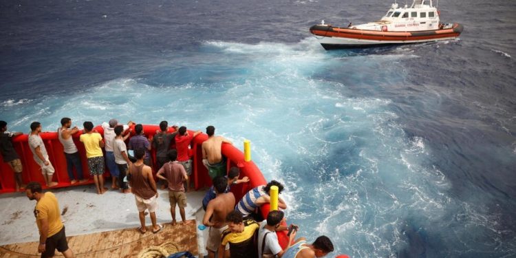 Más de 40 migrantes murieron en un nuevo naufragio frente a la isla italiana de Lampedusa