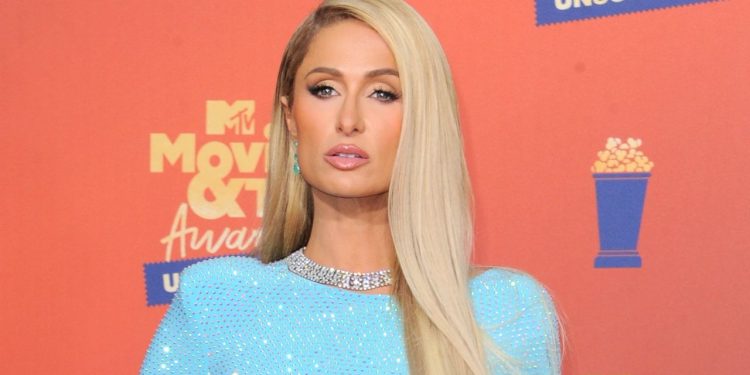 Duras críticas a Paris Hilton por sus vacaciones en Hawaii en medio de los incendios