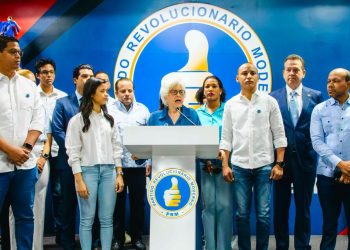Milagros Ortiz Bosch inscribe precandidatura de Abinader para la reelección