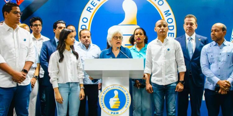 Milagros Ortiz Bosch inscribe precandidatura de Abinader para la reelección