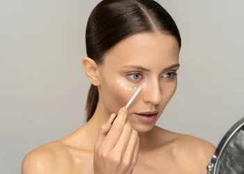 El truco de maquillaje para elevar el rostro con corrector en menos de 1 minuto