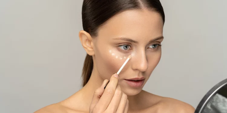 El truco de maquillaje para elevar el rostro con corrector en menos de 1 minuto