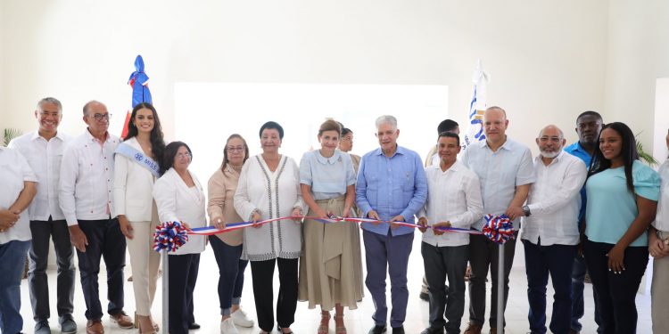La Vicepresidenta de la República y la directora del INAIPI inauguran un nuevo CAIPI en Santiago Oeste