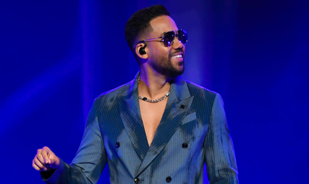 Romeo Santos sorprende fanática lleva tatuada su cara, su nombre y la palabra «romeísta», ella se arrodilla ante él