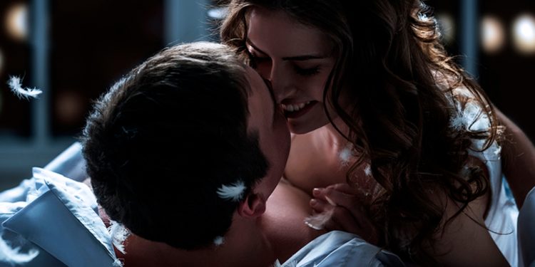 El exprimidor: la postura sexual que vuelve locos a los hombres