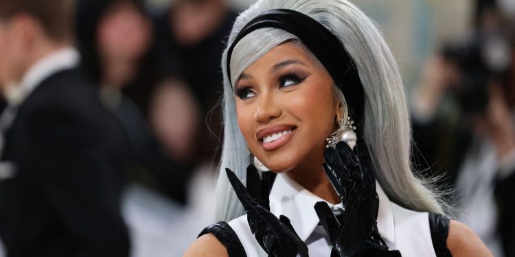 Cardi B no enfrentará cargos por lanzarle micrófono a una mujer durante su concierto en Las Vegas