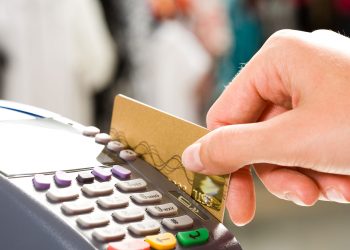 Alerta por tarjetas de crédito: financiar saldos o pagar el mínimo cuesta más del 100% anual por la suba de tasas