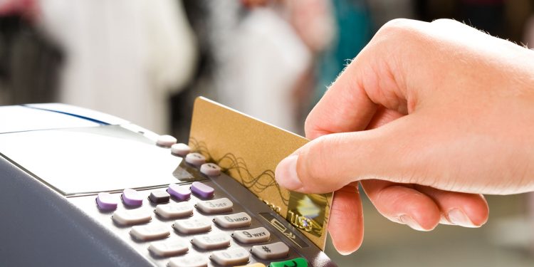 Alerta por tarjetas de crédito: financiar saldos o pagar el mínimo cuesta más del 100% anual por la suba de tasas