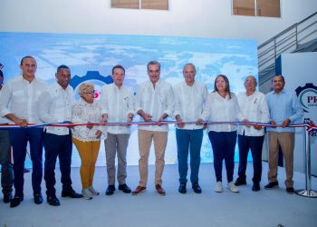 Presidente Abinader da primer palazo para construcción de muelle de cruceros en Barahona y aeropuerto en San Juan