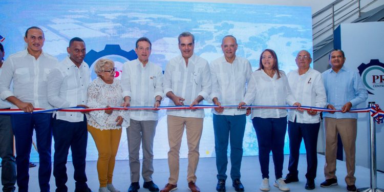 Presidente Abinader da primer palazo para construcción de muelle de cruceros en Barahona y aeropuerto en San Juan