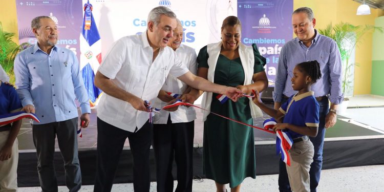 Presidente Abinader inaugura escuela básica en Sabana Perdida que beneficiará a 800 alumnos