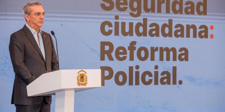 Abinader presenta en detalles los avances de la transformación policial