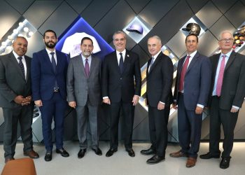 Presidente Abinader se reúne con Comisionado MLB; refuerzan compromiso de apoyo al béisbol en RD