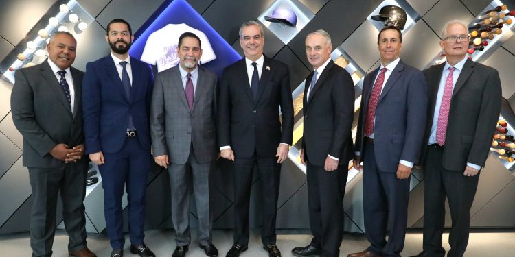Presidente Abinader se reúne con Comisionado MLB; refuerzan compromiso de apoyo al béisbol en RD