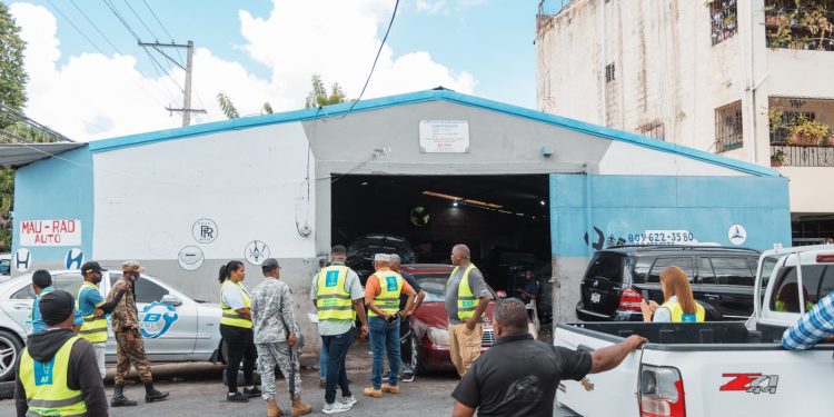 Alcaldía del Distrito Nacional, Digesett e Intrant realizan operativo conjunto para retirar vehículos y casetas de venta de comidas que obstaculizan espacios  públicos