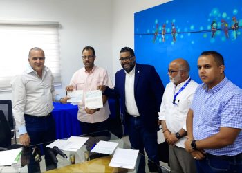 Alexis Victoria entrega donación de 500 mil pesos para los afectados de la explosión de San Cristóbal
