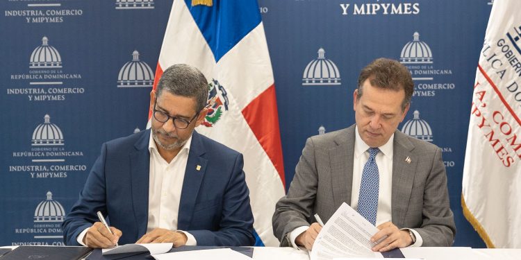 Casa Brugal firma acuerdo con el MICM para fortalecer las capacidades del país