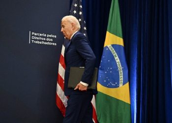 Biden casi hace caer la bandera brasileña cuando iba a hablar junto a Lula da Silva: video