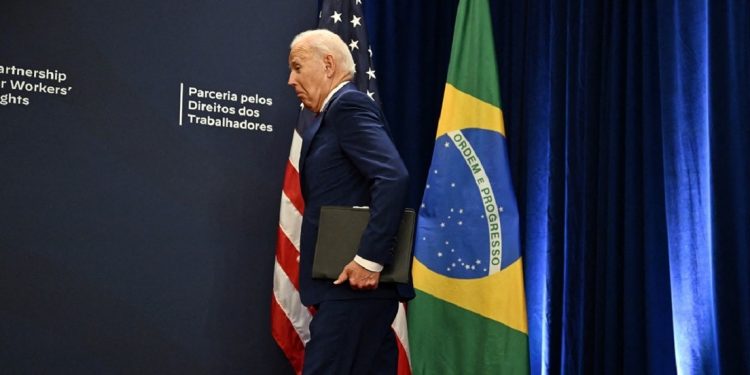 Biden casi hace caer la bandera brasileña cuando iba a hablar junto a Lula da Silva: video