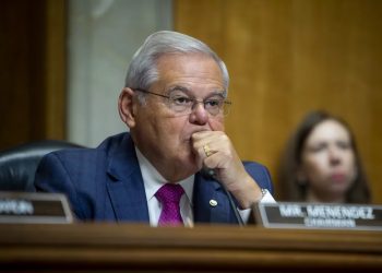 El presidente de la Comisión de Exteriores del Senado de EEUU renunció al cargo tras ser acusado de corrupción
