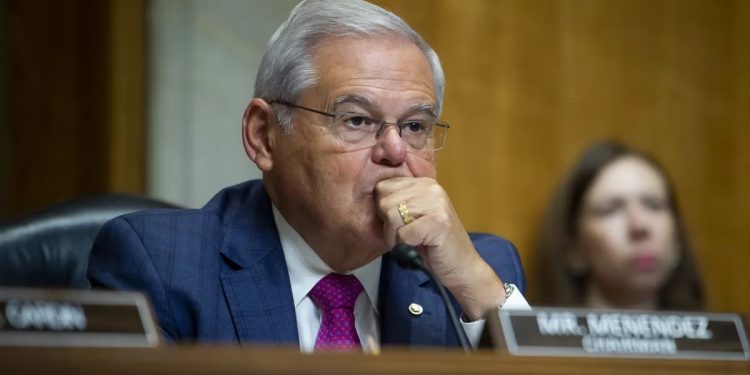 El presidente de la Comisión de Exteriores del Senado de EEUU renunció al cargo tras ser acusado de corrupción