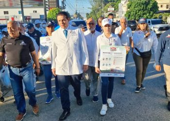 Ministro de Salud Daniel Rivera encabeza jornada contra el dengue en Santiago