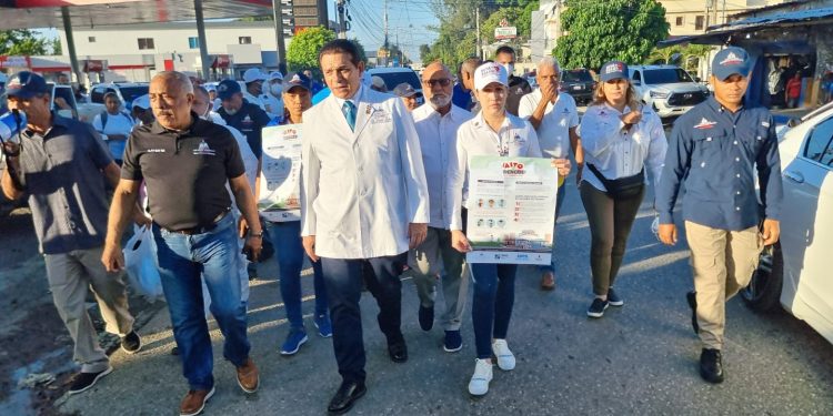 Ministro de Salud Daniel Rivera encabeza jornada contra el dengue en Santiago