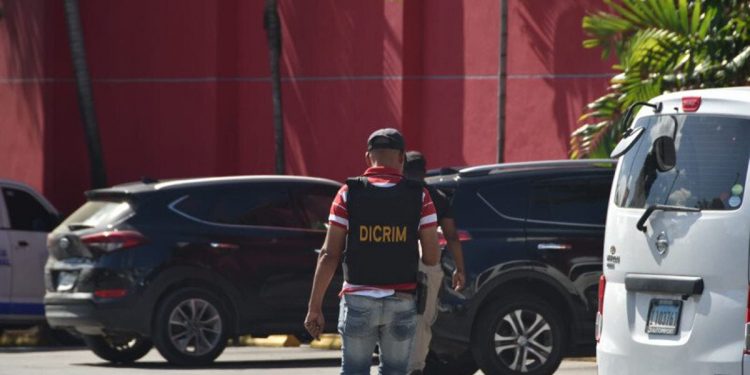 Matan dos vigilantes en supermercado Supermercado Olé en Villa Mella