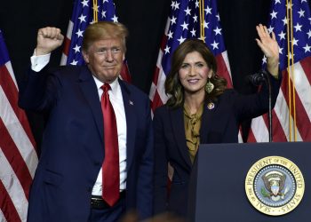 Trump dice que podría designar a una mujer como vicepresidenta en 2024 y revela su nombre