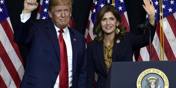 Trump dice que podría designar a una mujer como vicepresidenta en 2024 y revela su nombre