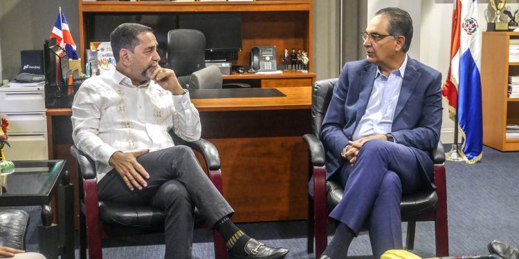 Director de SeNaSa realiza recorrido por oficinas en el exterior tras cumplir un año de su puesta en marcha