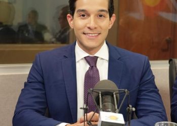 Francisco Guillen lidera debate político de precandidatos a diputados por la FP, “acusa al gobierno de populista”