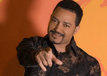 Las fotos virales de Frank Reyes semidesnudo con la pitahaya