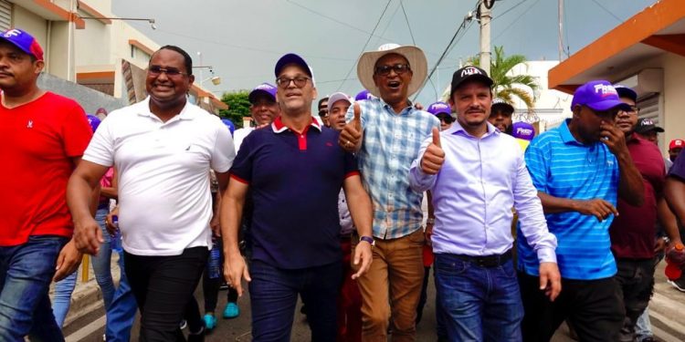Fredy Fernández reúne en un recorrido por Salcedo a cientos de seguidores