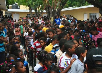 Fundación Dominicana de Urología Dr. Pablo Mateo realiza donaciones de útiles escolares a lugareños del municipio de Vallejuelo
