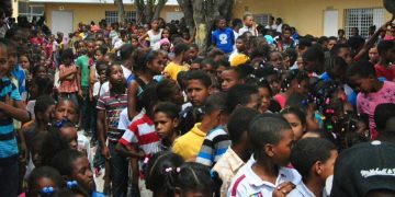 Fundación Dominicana de Urología Dr. Pablo Mateo realiza donaciones de útiles escolares a lugareños del municipio de Vallejuelo