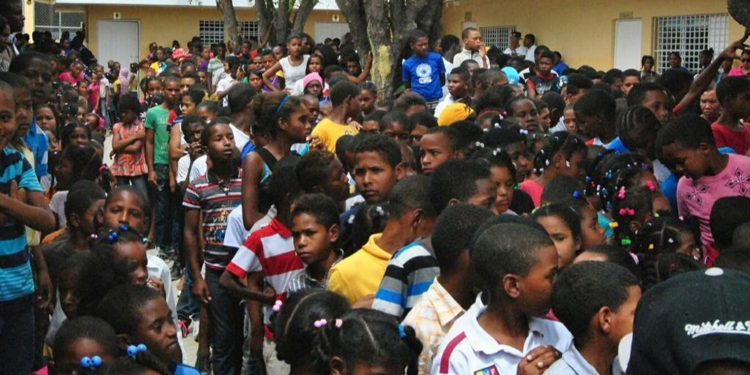 Fundación Dominicana de Urología Dr. Pablo Mateo realiza donaciones de útiles escolares a lugareños del municipio de Vallejuelo