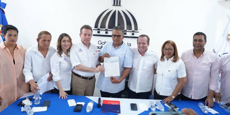 Gobierno entrega más de 54 millones de pesos a comerciantes y detallistas de Dajabón y Pedernales