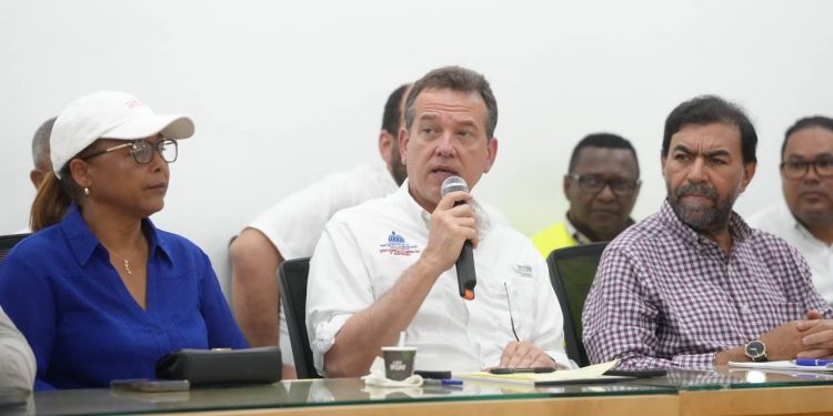 Ministro Ito Bisonó anuncia sesión permanente con comerciantes de la frontera