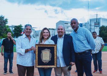 Liga de la Farándula inaugura el 55º Torneo de Sóftbol en honor a la alcaldesa Carolina Mejía