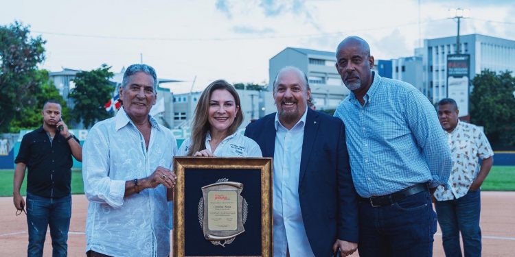Liga de la Farándula inaugura el 55º Torneo de Sóftbol en honor a la alcaldesa Carolina Mejía