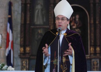 Obispo Masalles renuncia de la diócesis de Baní; se va a españa