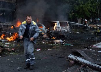 Misil ruso mata a 17 personas en el mercado de un municipio de Ucrania próximo al frente de guerra